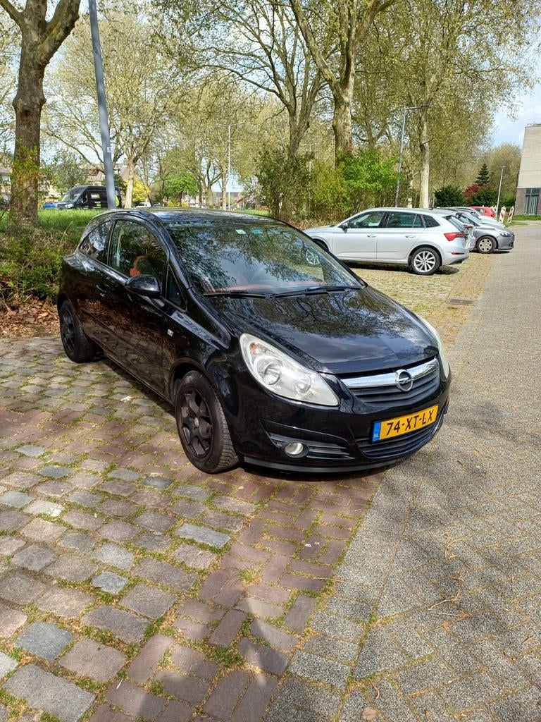 Opel Corsa 1.2 16V 3D ZWART AIRCO APK NAP, Auto's, Opel, Voorwielaandrijving, 40 €/maand, Multifunctioneel stuurwiel, 1229 cc