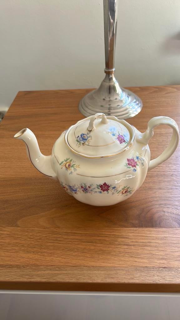 Antieke theepot met bloemetjes, Plateel, gaaf, Ophalen