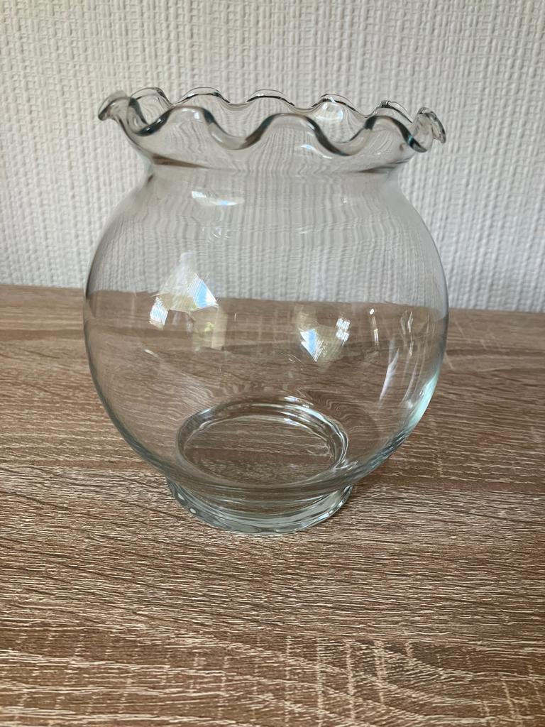 Glazen vaas met mooi bewerkte rand, Huis en Inrichting, Woonaccessoires | Vazen, Gebruikt, Overige kleuren, Ophalen of Verzenden