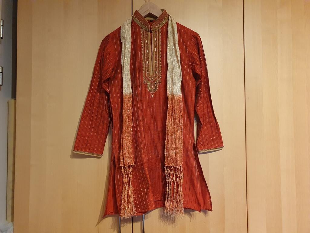 Prachtige Indiase Tuniek Maat 8 met Gouden Borduurwerk, Traditioneel India, Ophalen of Verzenden, Zo goed als nieuw, Shirt of Longsleeve