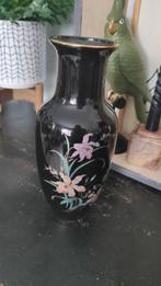 Vintage vaas zwart bloemen gouden randje, Gebruikt, Zwart, Aardewerk of Porselein, Ophalen of Verzenden
