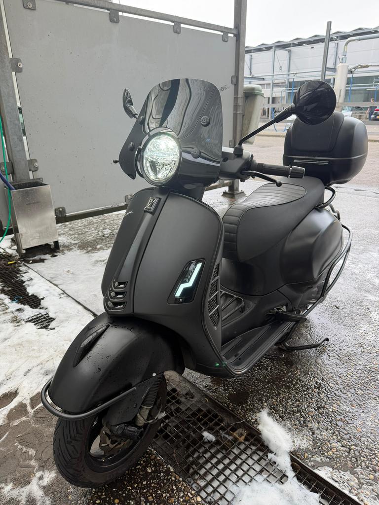 Vespa GTS 300 black, Ophalen of Verzenden, Zo goed als nieuw, Benzine, Vespa