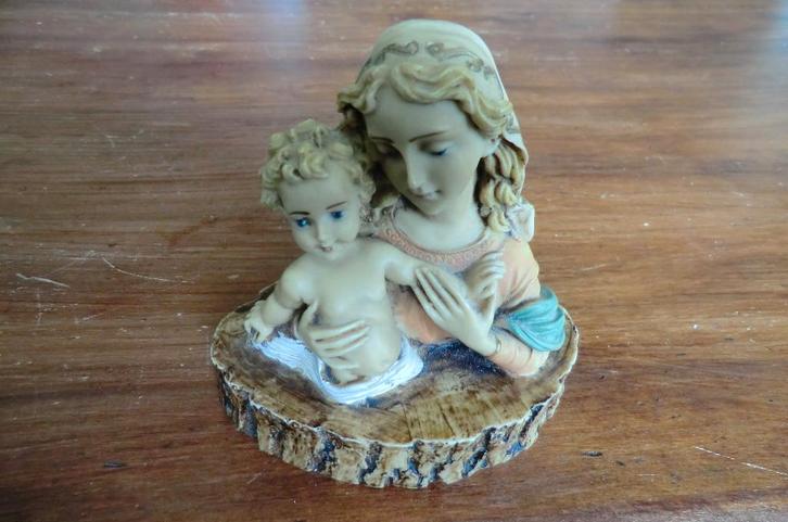 stenen beeldje - vrouw met kind, Antiek en Kunst, Kunst | Beelden en Houtsnijwerken, Ophalen of Verzenden