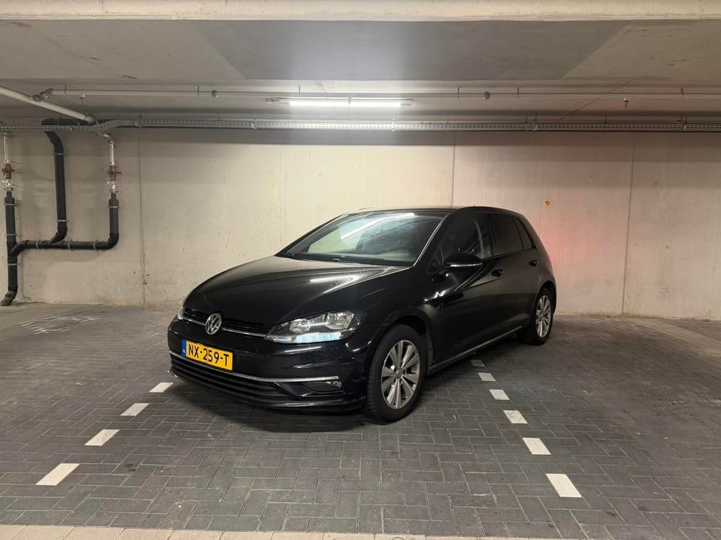 Volkswagen Golf 1.0 TSI 110pk 5D 2017 Zwart, Zwart, Origineel Nederlands, Handgeschakeld, 3 cilinders