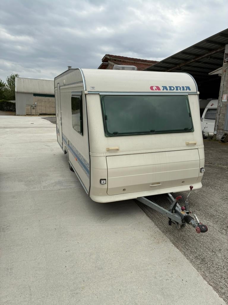 Adria 430 PH Caravan COMPLEET Gardameer Italië, Caravans en Kamperen, Vast bed, Treinzit, 750 - 1000 kg, Particulier