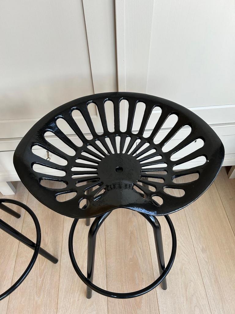 Zwart ijzeren barkrukken met tractor zitting ,€40,- per stuk, Ophalen, Gebruikt, In hoogte verstelbaar, 60 tot 90 cm