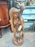 Houten beeld: Man draagt hert, handgesneden, Ophalen of Verzenden