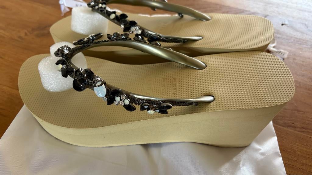 Nieuwe Uzurii slippers, maat 39/40, Ophalen of Verzenden, Nieuw, Slippers