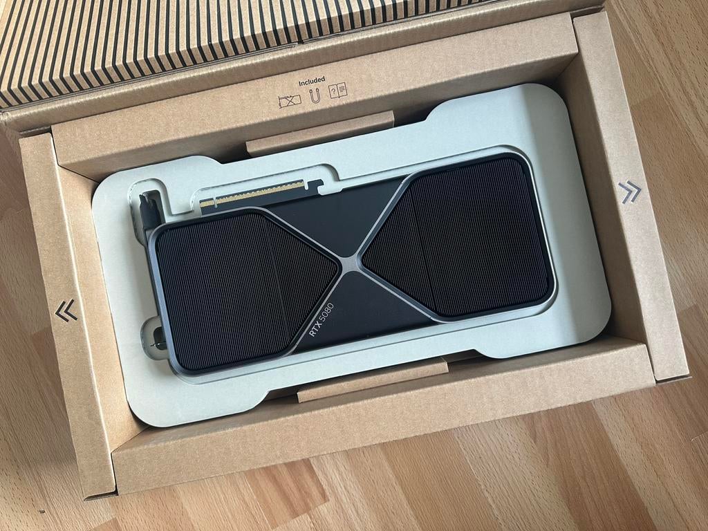 GeForce RTX 5080 Founders Edition ( NVIDIA / FE / ZGAN ), Computers en Software, Videokaarten, GDDR6, Ophalen of Verzenden, Zo goed als nieuw