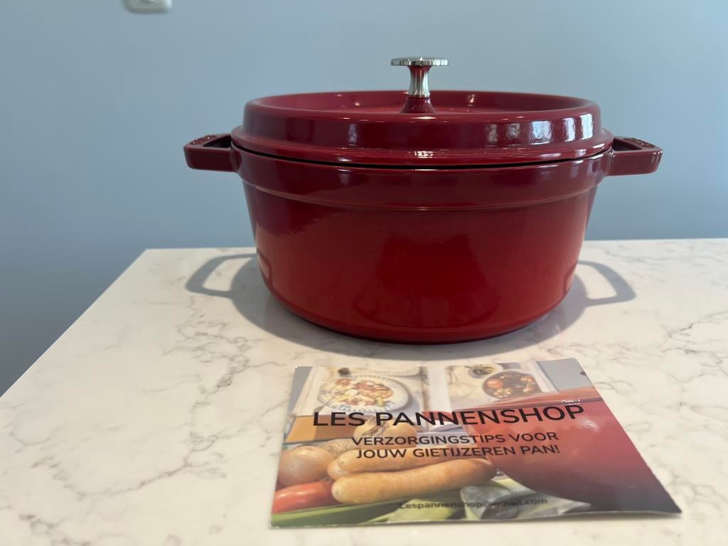 Nieuwe Staub La Cocotte 24 cm Cerise braadpan, Gietijzer, Nieuw, Ophalen of Verzenden, Staub