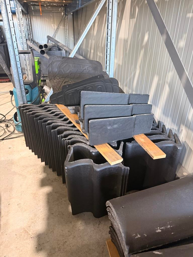 Nieuwe dakpannen, nokken en eindpannen voor 110 m², Doe-het-zelf en Verbouw, Dakpannen en Dakbedekking, Steen of Klei, Zwart, Nieuw