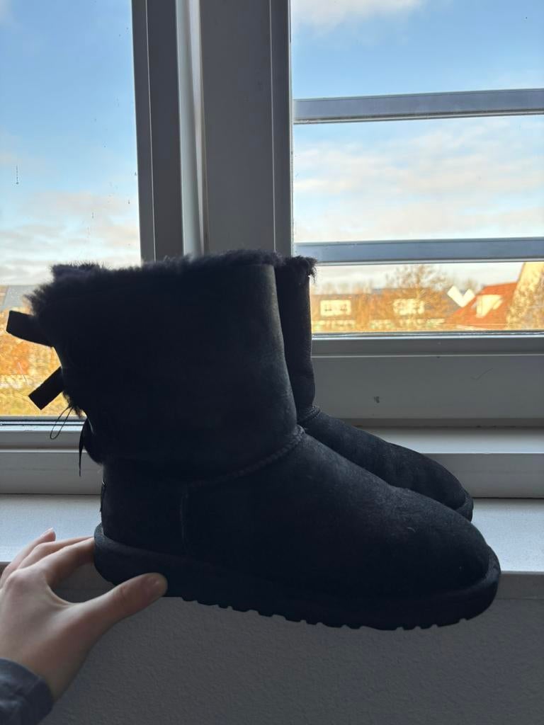 UGG Mini Bailey Bow, Zwart, Snowboots, Ophalen of Verzenden, Zo goed als nieuw