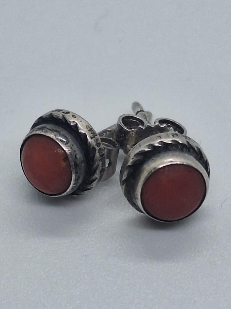 Antieke zilveren oorknopjes met bloedkoraal, Sieraden, Tassen en Uiterlijk, Oorbellen, Gebruikt, Ophalen of Verzenden, Met edelsteen