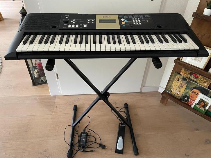 Yamaha YPT-220 Keyboard - Zo goed als nieuw, Muziek en Instrumenten, Keyboards, Zo goed als nieuw, 61 toetsen, Yamaha, Met standaard