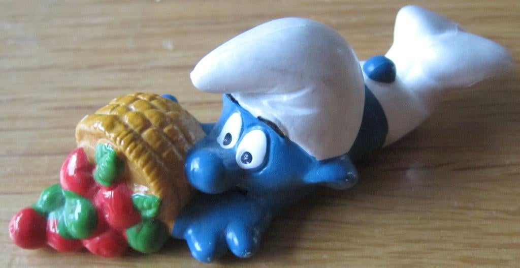Smurf valt met mand fruit - Schleich 1988, Ophalen of Verzenden, Zo goed als nieuw, Overige Smurfen, Poppetje, Figuurtje of Knuffel