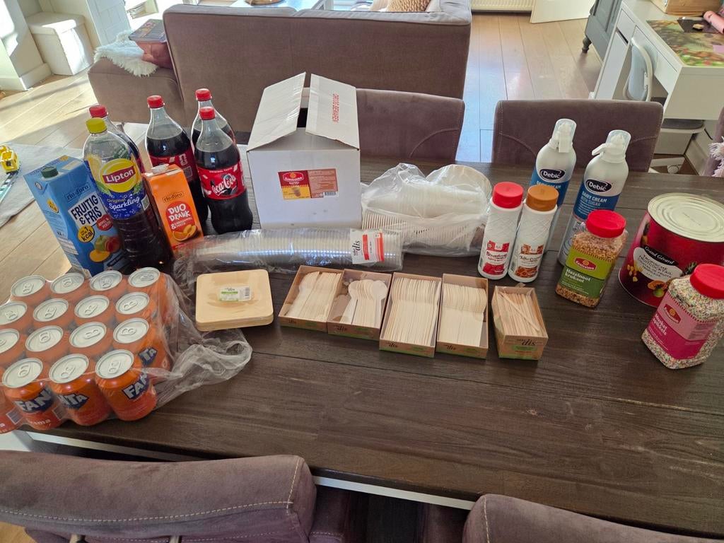 FEESTJE? (Eten/drinken/servies), Ophalen