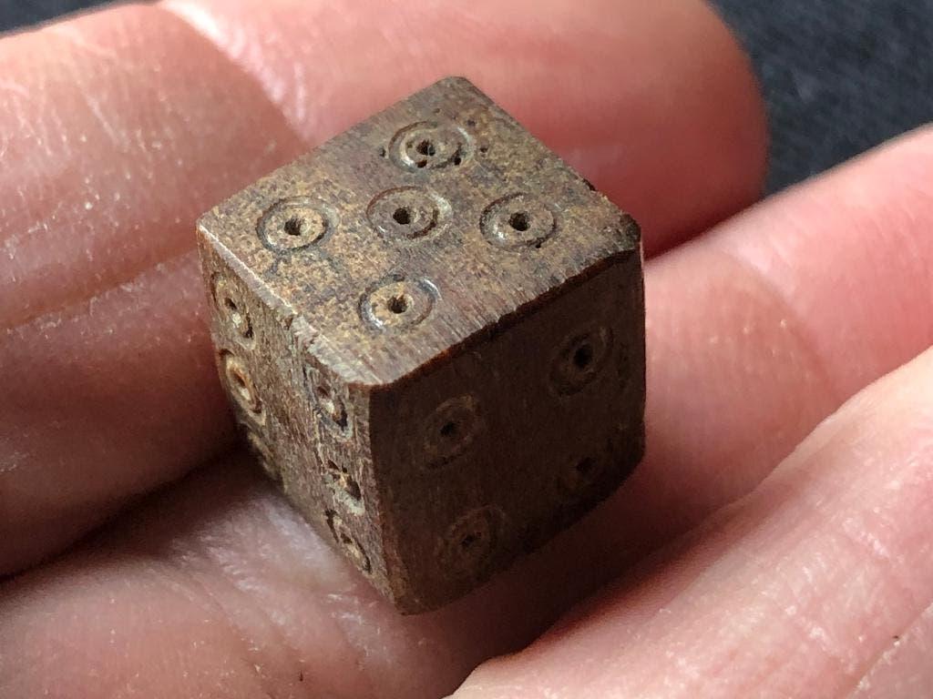 Bodemvondst Romeinse DOBBELSTEEN van BOT mooi geconserveerd, Ophalen of Verzenden