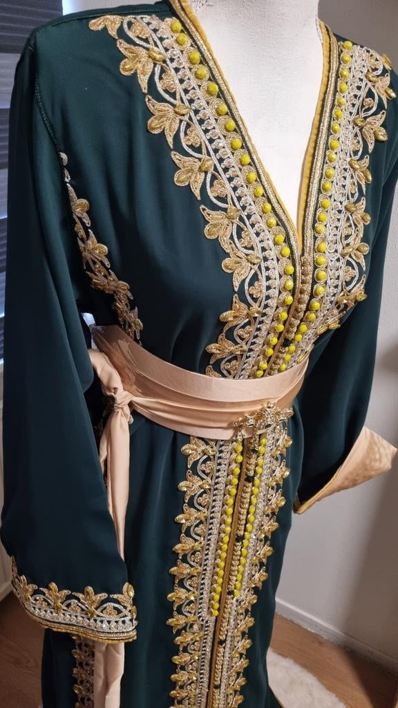 Prachtige Groene Kaftan met Gouden Borduurwerk, Maat 38/40 (M), Overige typen, Nieuw, Ophalen of Verzenden