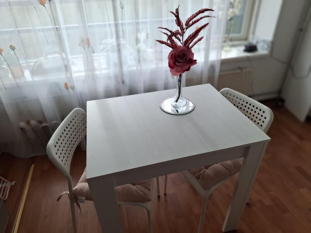Witte eettafel met vierkante poten, Overige materialen, 100 tot 150 cm, Zo goed als nieuw, Vier personen