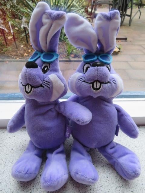 Konijn haas paashaas merk Milka paars met blauwe bril, Kinderen en Baby's, Speelgoed | Knuffels en Pluche, Zo goed als nieuw, Konijn