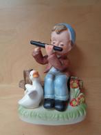 Beeldje jongen met fluit en gans, Ophalen of Verzenden, Gebruikt, Mens