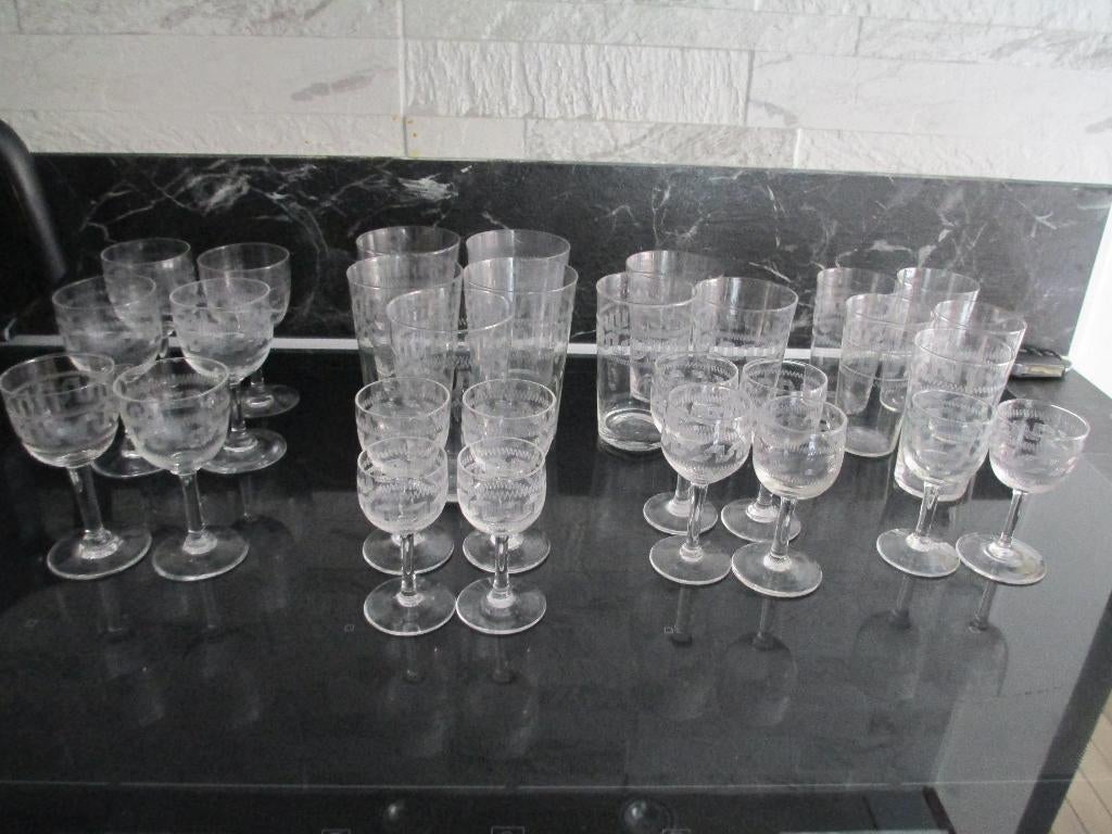 29 oude glazen (antiek?) griekse rand genaamd meander, Antiek en Kunst, Antiek | Glas en Kristal, Ophalen