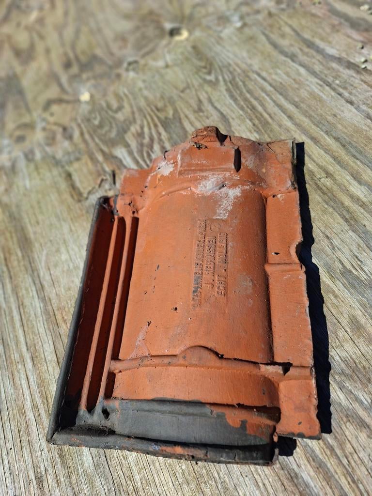 1750 donkerbruin gelakte dakpannen merk De Valk, Hobby en Vrije tijd, Ophalen, Gebruikt