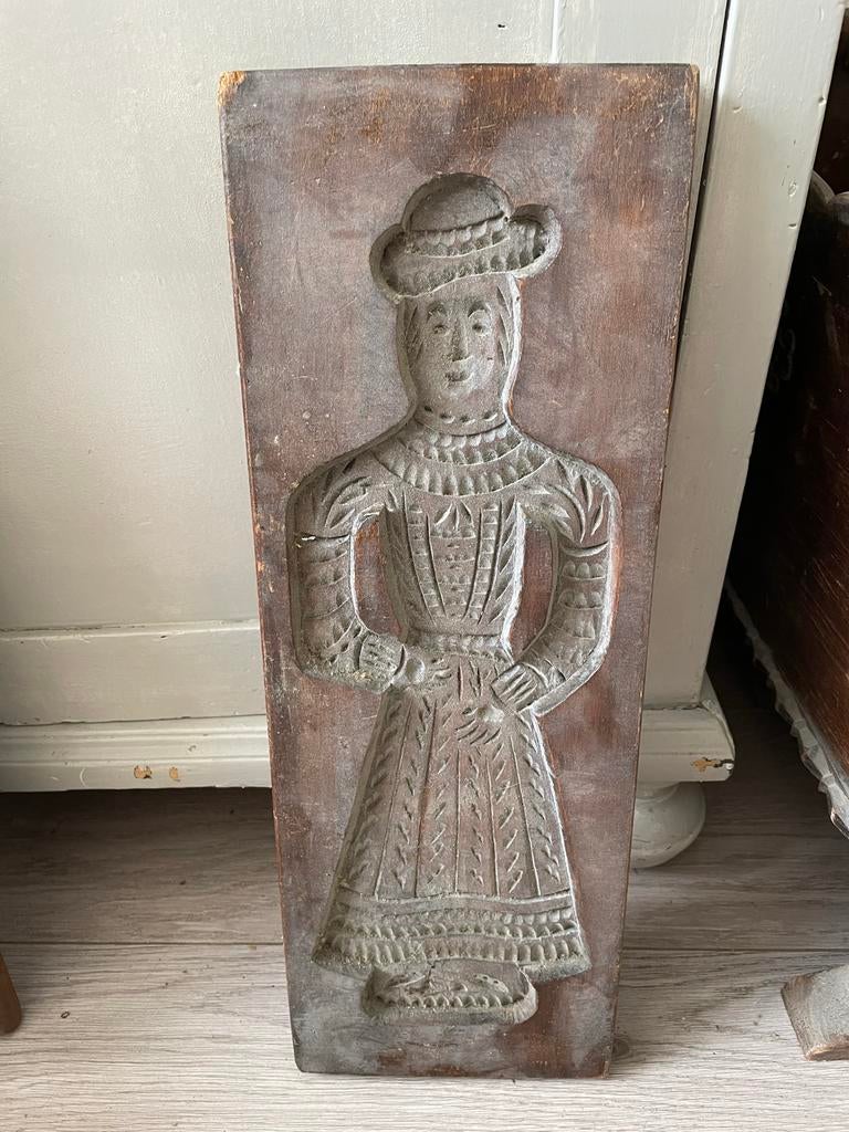 Antieke houten speculaasplank - Vrouw in klederdracht, Ophalen