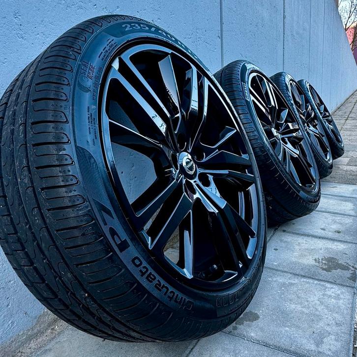 Volvo 19 inch R-design velgen met Pirelli zomerbanden, Auto-onderdelen, Banden en Velgen, Velg(en), Zomerbanden, 19 inch, 235 mm