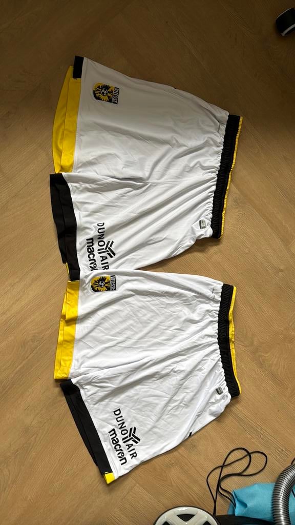 Als nieuw: 2 originele Vitesse voetbalbroekjes maat M, Maat M, Ophalen of Verzenden, Zo goed als nieuw, Broek