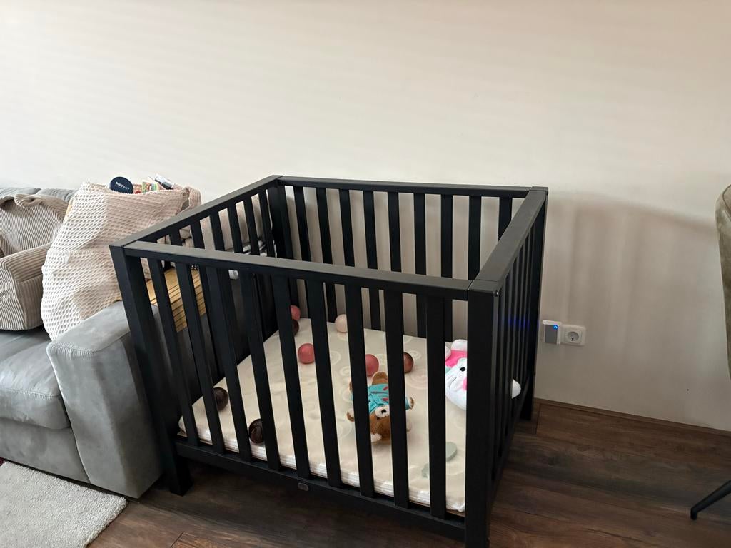 Nette zwarte houten babybox met matras (90x75 cm), Kinderen en Baby's, Boxen, Ophalen, Gebruikt, Rechthoekig