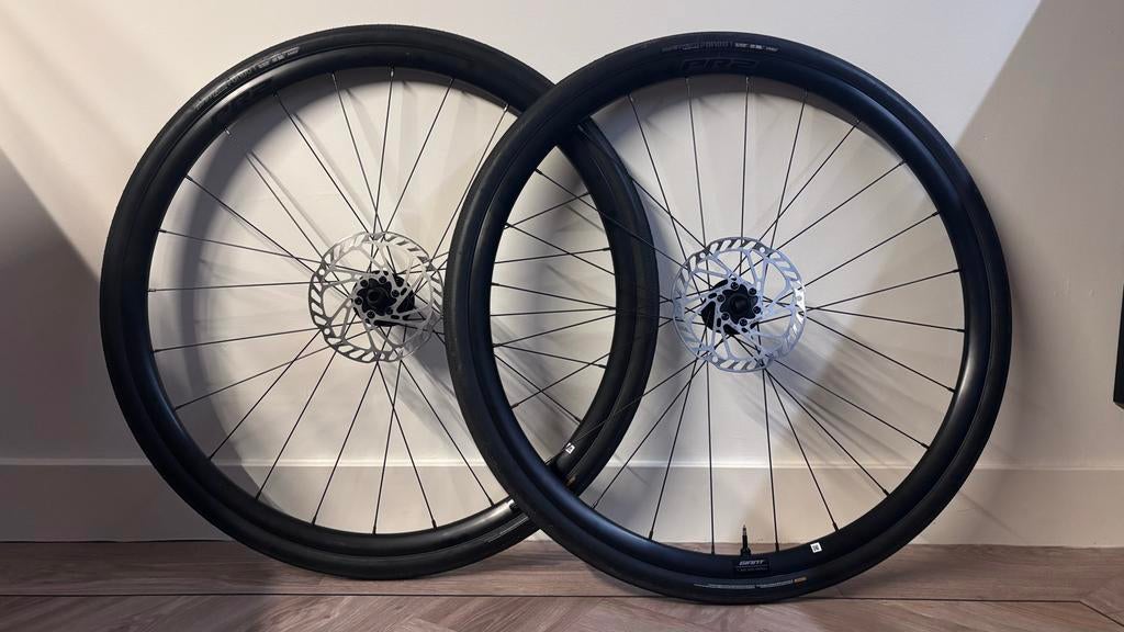 Giant P-R2 Disc wielen met Gavia Fondo 1 banden, Gebruikt, Aluminium, Meer dan 20 versnellingen, Giant