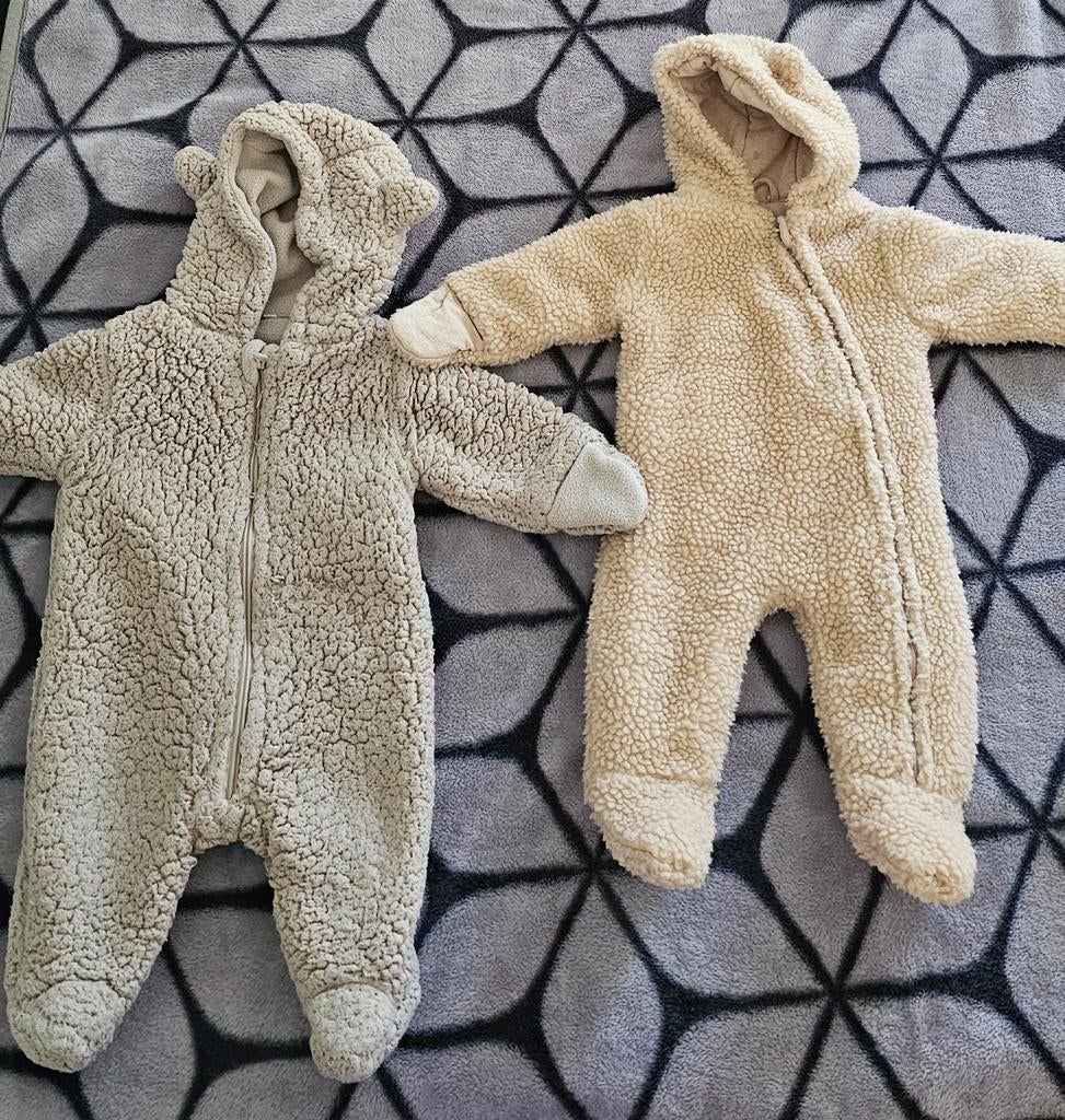 Twee teddy baby pakjes met capuchon maat 50/56, Ophalen, Zo goed als nieuw, Jongetje of Meisje