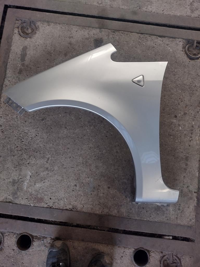 Spatbord linksvoor Mitsubishi Colt 2004/2008, Auto-onderdelen, Gebruikt, Links, Ophalen of Verzenden, Spatbord