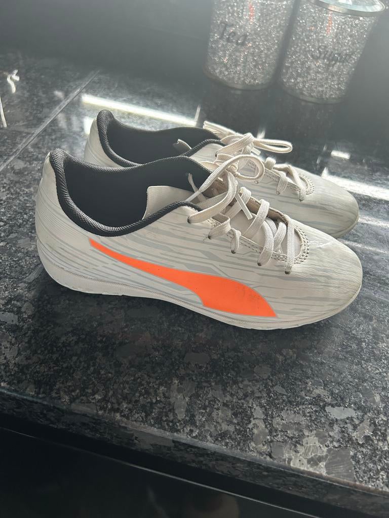 Puma schoenen wit/oranje maat 34, Jongen of Meisje, Schoenen, Ophalen of Verzenden, Zo goed als nieuw