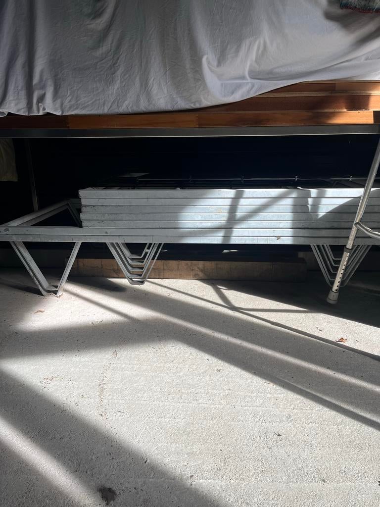 Stalen pallets, Ophalen