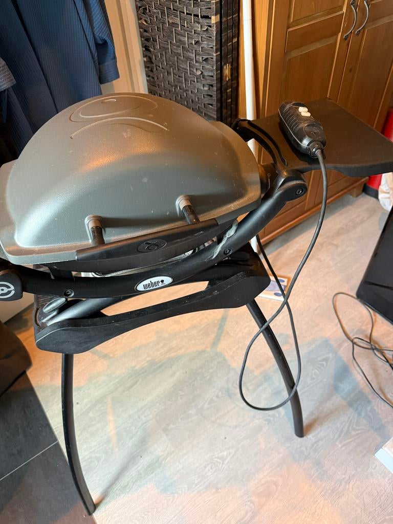 Weber elektrische BBQ Q1400 met onderstel, Tuin en Terras, Elektrische barbecues, Ophalen of Verzenden, Gebruikt