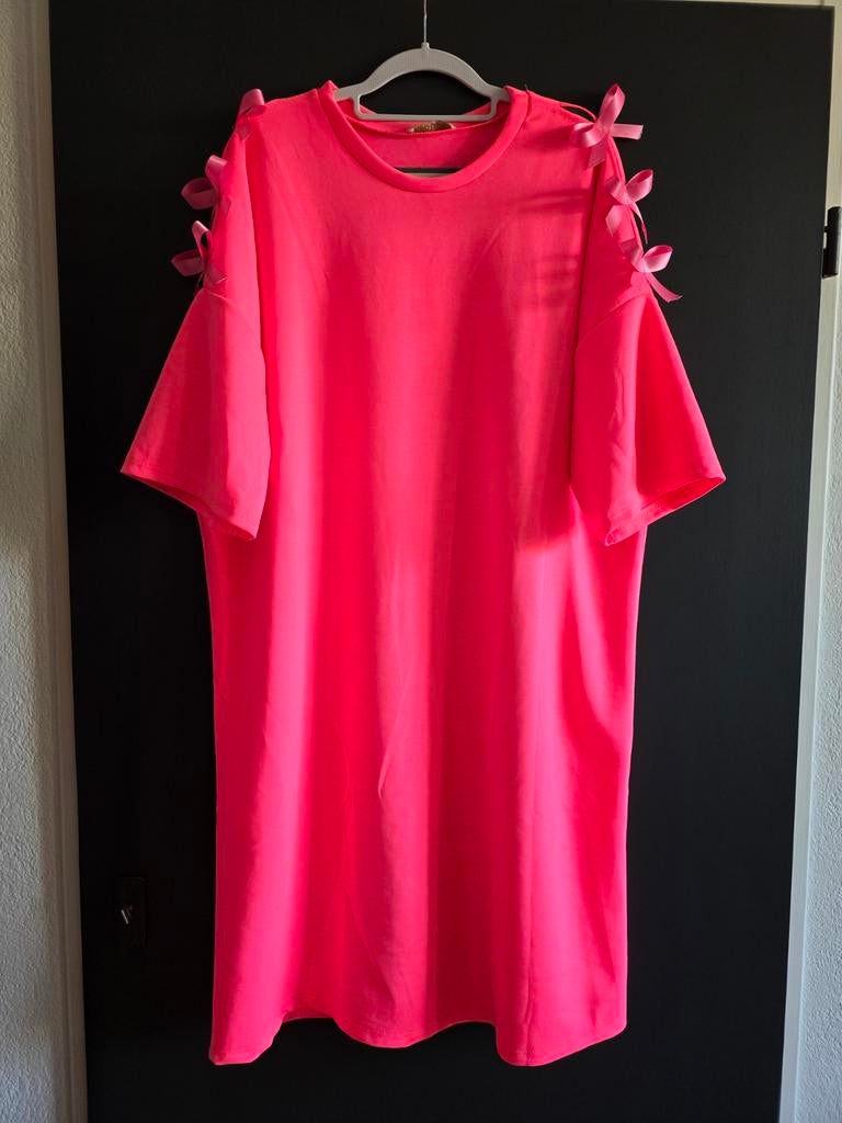 Nieuwe lange jurk neon roze strikjes 40 42 44 46, Kleding | Dames, Jurken, Maat 42/44 (L), Nieuw, Ophalen of Verzenden, Roze