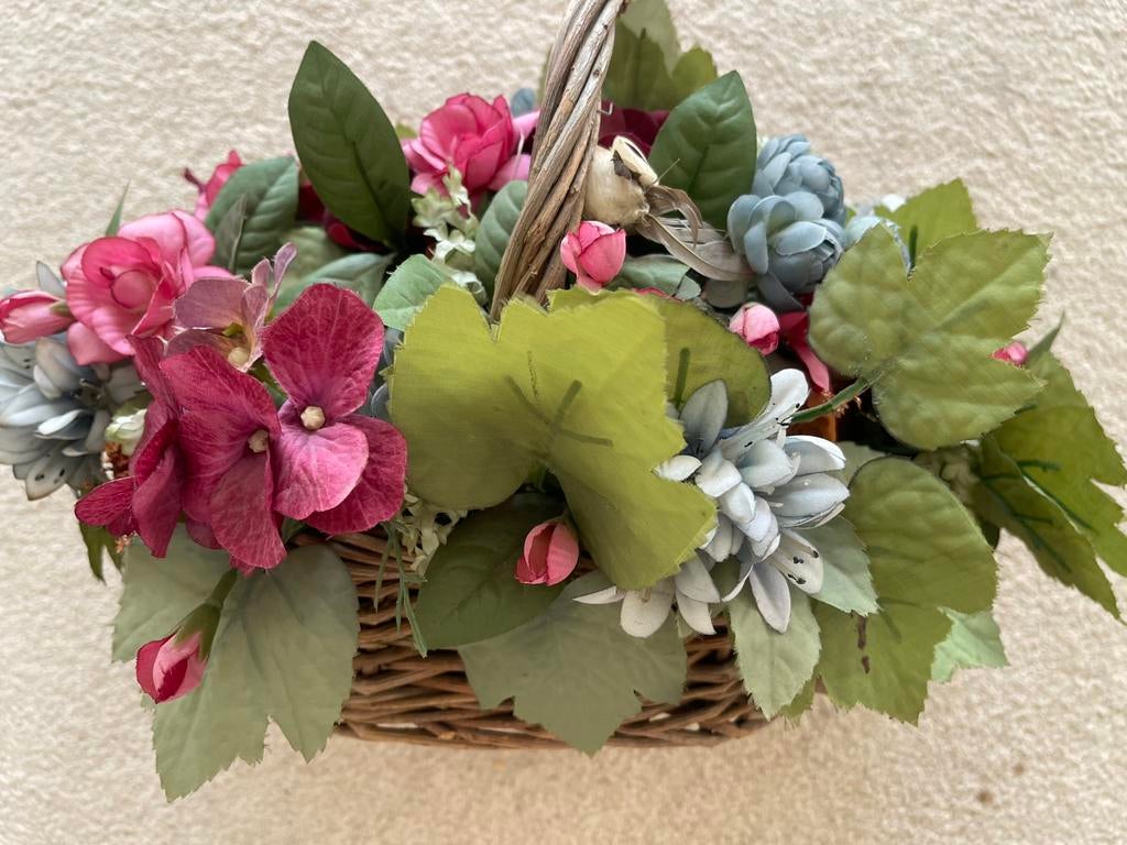 Rieten mand met boeket zijden bloemen, Ophalen, Zo goed als nieuw