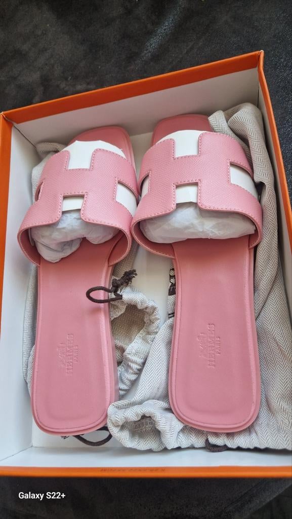 Nieuwe Hermes slippers maat 41 met doos en zakje, Kleding | Dames, Schoenen, Slippers, Nieuw, Ophalen of Verzenden, Roze