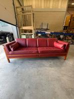 Schuitema bank in rood leer met houten frame, Gebruikt, Driepersoons, 75 tot 100 cm, Ophalen of Verzenden