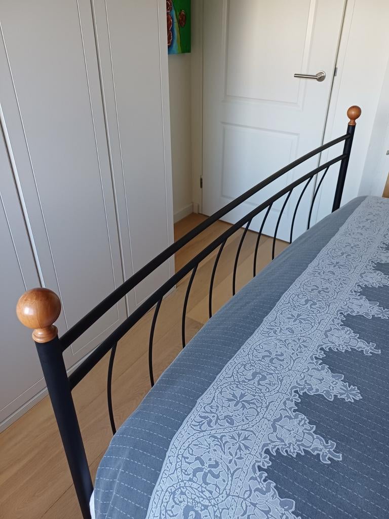Smeedijzeren 2-persoons bed 160x200 + lattenbodems, Ophalen, Gebruikt, Tweepersoons, 200 cm