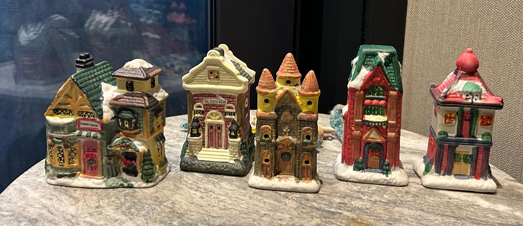 5 Kerst huisjes Keramiek *, Diversen, Kerst, Ophalen of Verzenden, Gebruikt