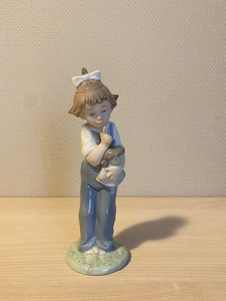 NAO Lladro 555 Meisje met pop, Verzamelen, Beelden en Beeldjes, Ophalen of Verzenden, Zo goed als nieuw, Mens