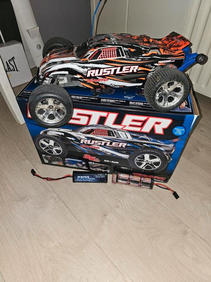 Traxxas Rustler met extra accu en wheeliebar., Hobby en Vrije tijd, Modelbouw | Radiografisch | Auto's, Gebruikt, Auto offroad