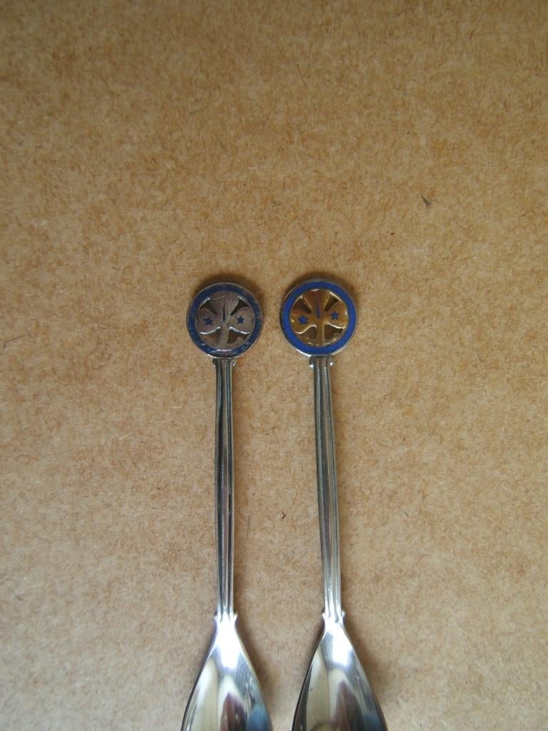 theelepel padvindsters 2 verschillende, Verzamelen, Verzenden, Embleem, Speld of Insigne