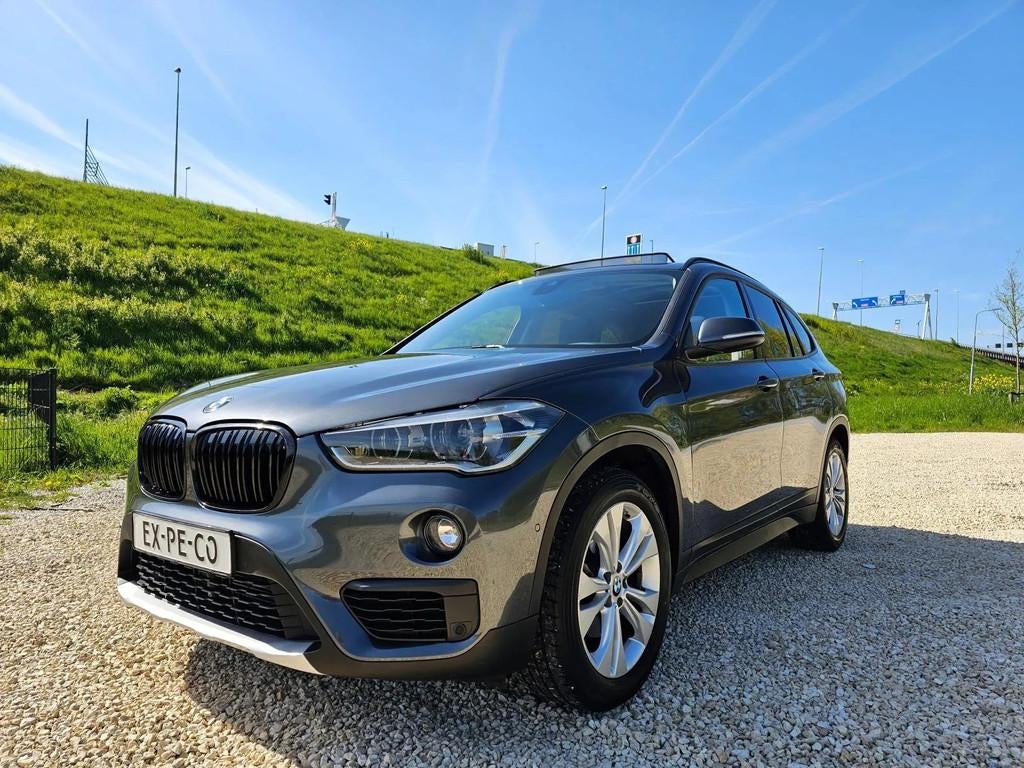 BMW X1 sDrive18i 2019 PANORAMADAK/ CAMERA, Auto's, BMW, Stof, Gebruikt, USB, 3 cilinders