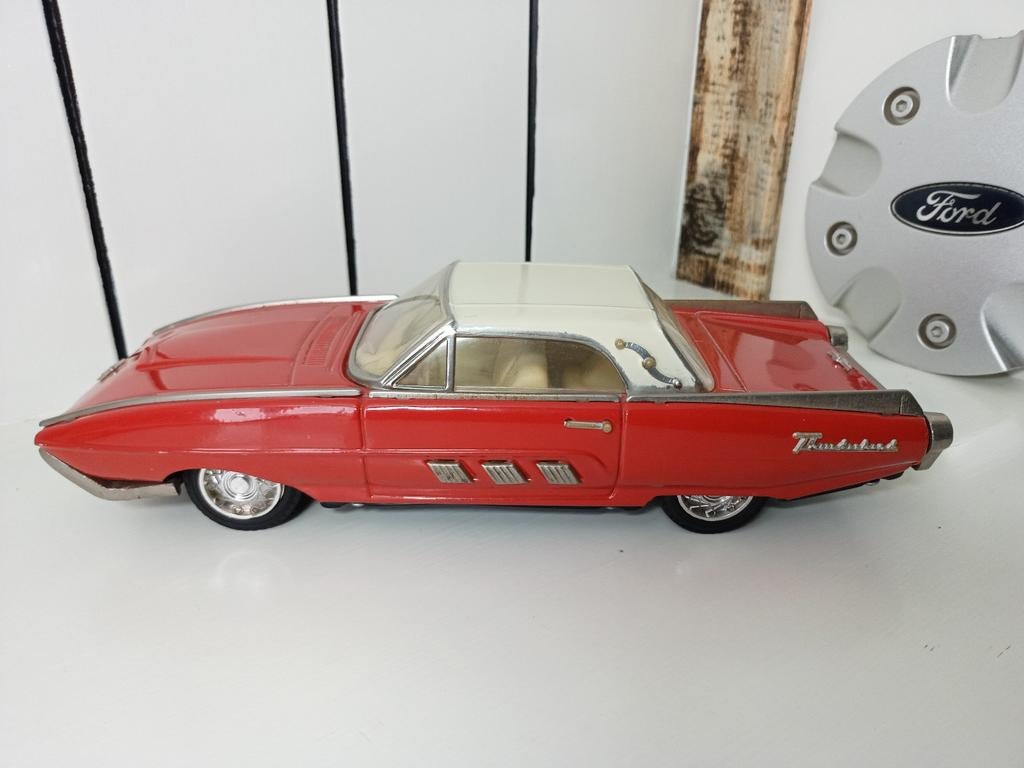 Vintage Ford Thunderbird schaalmodel (rood/wit), Hobby en Vrije tijd, Modelauto's | 1:18, Ophalen of Verzenden, Gebruikt, Auto