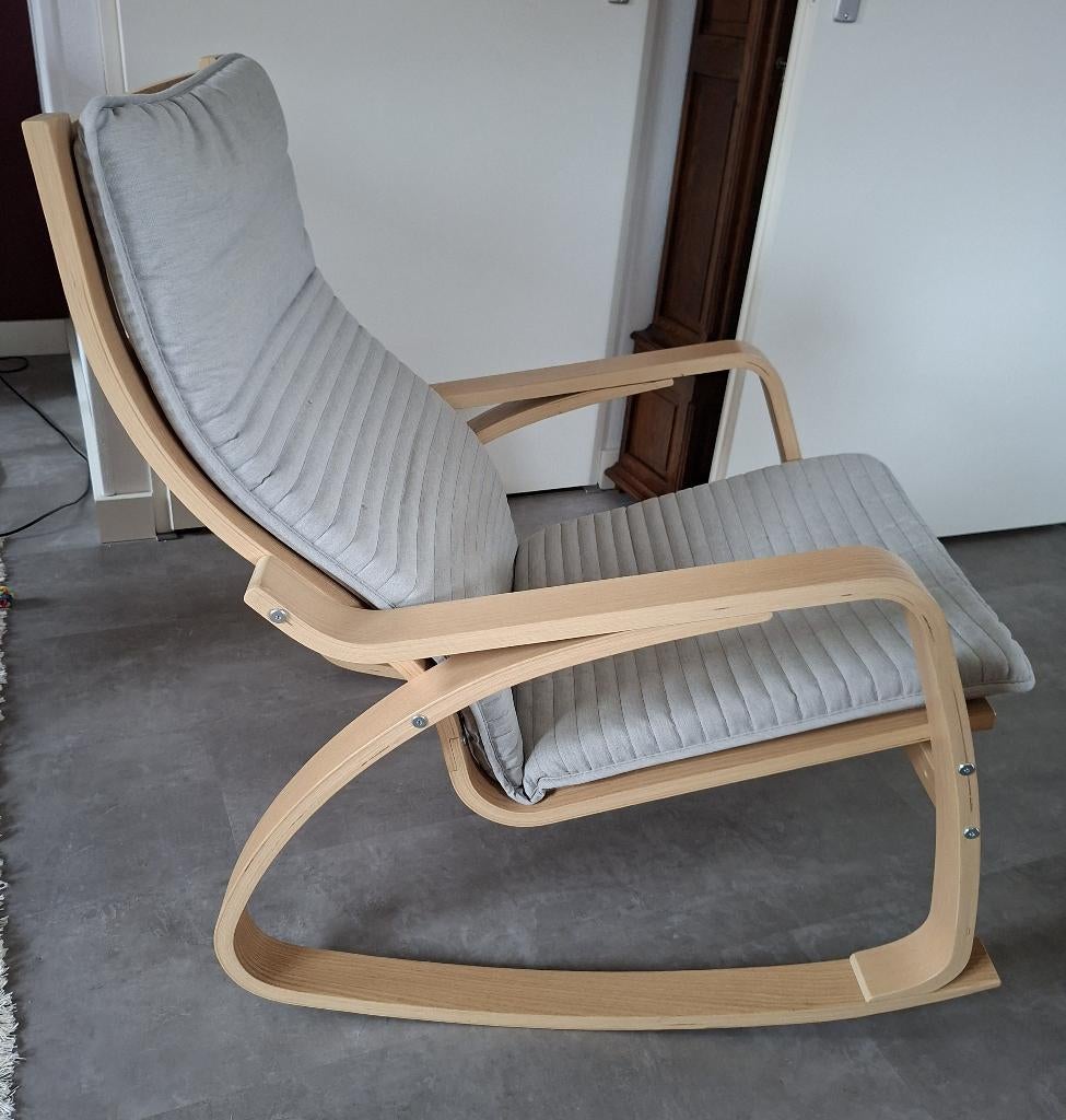 Ikea Poang schommelstoel met voetenbank, Huis en Inrichting, Stoelen, Ophalen, Overige kleuren, Zo goed als nieuw, Tijdloos