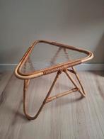 Vintage bamboe bijzettafel met glazen blad - 36 cm hoog, Minder dan 45 cm, Minder dan 55 cm, Gebruikt, Ophalen of Verzenden